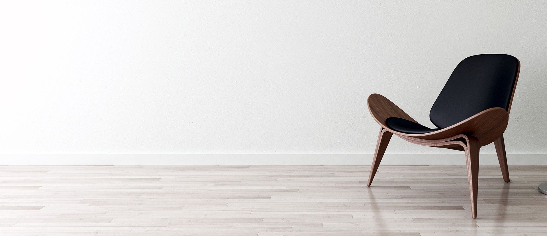 Heller Parkettboden mit einen dunklen Designerstuhl